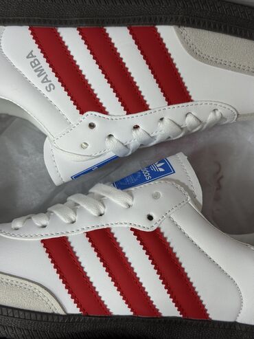 Botinkalar: Məhsul: Adidas Samba idman ayaqqabıları - Dizayn: Klassik “Samba”