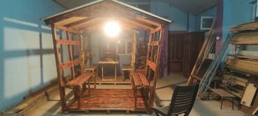 Çəngəllər: Taxta materialdan hazırlanmış bu bağ evi və ya gazebo, açıq havada