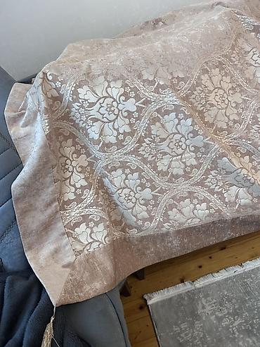 İki kreslo, bir divan uzu ve sufre satilir demek olar ki yeji