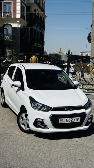 маленькая машина: Белый Chevrolet Spark, Автомобиль отличается комплектацией и
