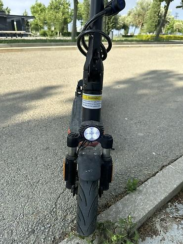 Elektrik skuter - Rəng: qara - Ön amortizatorlu çəngəl və iri profil