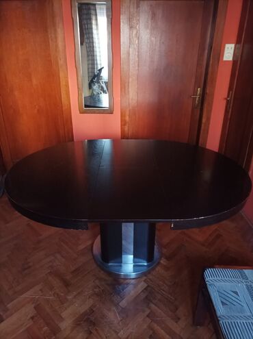 trpezarijski sto i stolice: Trpezarijski sto, Okrugli, Drvo, Upotrebljenо