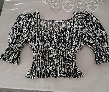 saray ş: Qadın bluzası – qara rəng üzərində ağ bitki naxışlı - Model: kvadrat — 1