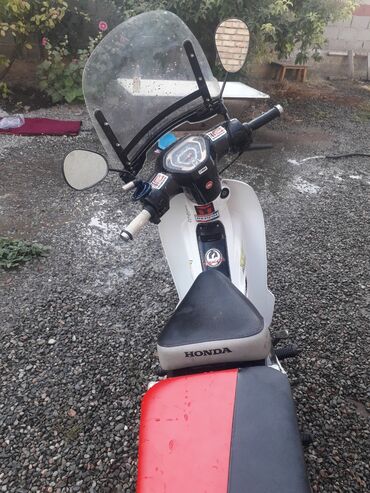 мотоцикл с коляской: Скутер Honda Super Cub, выполненный в черно-белой цветовой гамме с