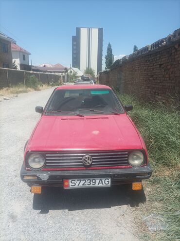полка на гольф 2: Автомобиль Volkswagen Golf II красного цвета. Эта модель отличается