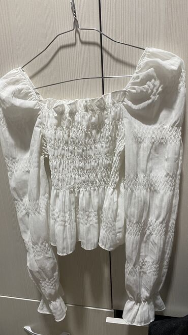 женские летние блузки с воланом: Блузка, Крестьянка, Однотонный, Укороченная модель