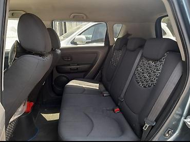 e 290: Kia Soul 1-ci nəsil, mavi rəng. Mühərrik: CRDi dizel (emblemdə — 7