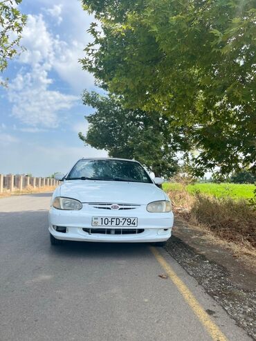 Stəkanlar: Kia Sephia sedan modeli, gündəlik istifadə üçün uyğun, dördqapılı