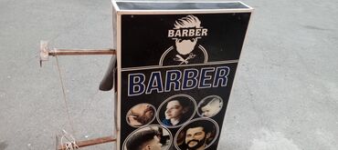 playstation reklam: Qara rəngdə, üstündə "BARBER" sözü yazılmış və müxtəlif saç