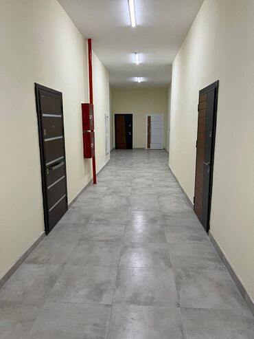 Uzunmüddətli kirayə mənzillər: Mənzil kirayə verilir. 3 otaq, 17.2 mərtəbə, 90 kv. Azadlıq — 13