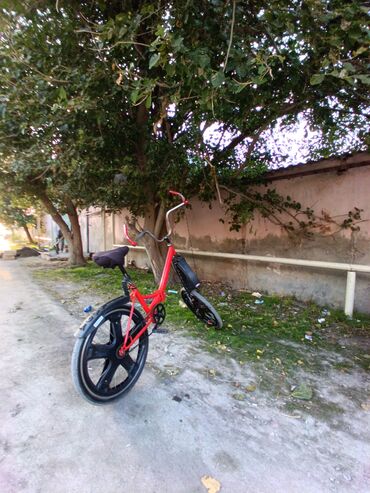 купить спортивный велосипед недорого: Qırmızı rəngli şəhər/kreuzer tipli velosiped Xüsusiyyətlər: - Yüksək