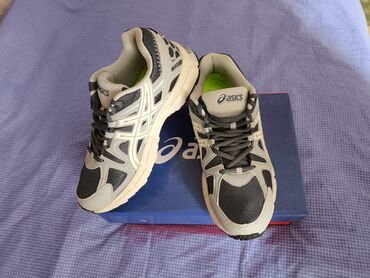 сколько стоит подкрадули: Эркектердин кроссовкасы, 43, Asics, Жаңы, түсү - Боз, Акылуу жеткирүү, Өзү алып кетүү