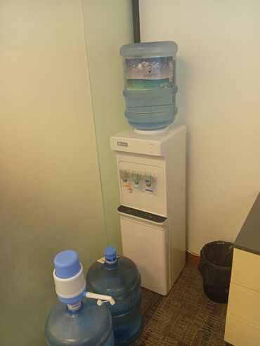 Ofis masaları: Продаются офисное оборудование в отличном состоянии : мониторы, сейф — 9