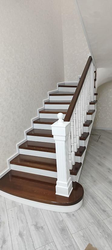 Digər tikinti xidmətləri: Taxta pilləkən, ağ rəngdə dirəkləri və qəhvəyi rəngdə pillələri ilə — 13