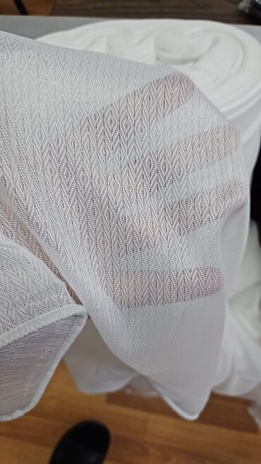 Parçalar: Ağ rəngli, nazik, şəffaf parçadır. Üzərində həndəsi naxışlar var — 2