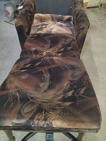 Мягкие кресла: Кресло - кровать с мягкой обивкой и подлокотниками. Обивка выполнена — 2