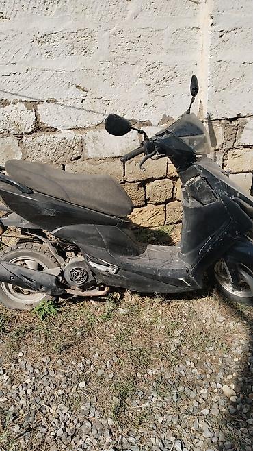 Mopedlər,skuterlər: Skuter – qara rəng, şəhər içi rahat istifadə üçün kompakt gövdə və — 2