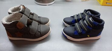 Decije cipele// F&F Desne teget boje br. 27, levo sive br. 28 CENA