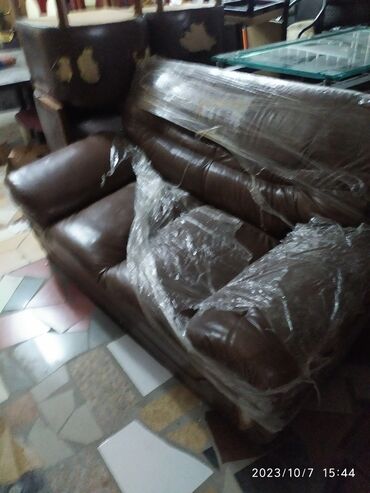 черный кожанный диван: Прямой, цвет - Коричневый, Б/у