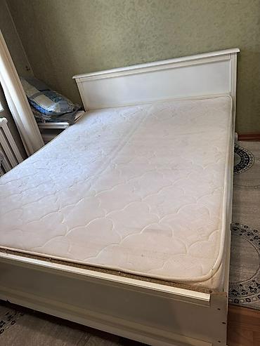 day date: Двуспальная кровать с высоким изголовьем и низким изножьем — 1