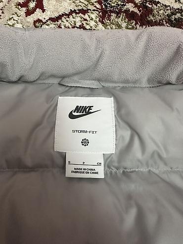 Желеттер, жеңсиз күрмөлөр: Жилет Nike Storm-FIT, размер S - Тёплый пуховый/синтетический — 3