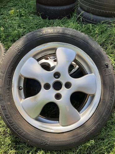 Gume i felne: 4 komada alu felne r15, sa 2 skoro nove i 2 polovne zimske gume. Na — 14