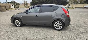 i30: Hyundai i30 hatchback, 5 qapı, tünd boz rəng. - Benzin mühərriki — 4