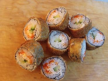 Готовые блюда, кулинария: Сеты роллов и суши - Классические и запечённые роллы: с лососем — 10