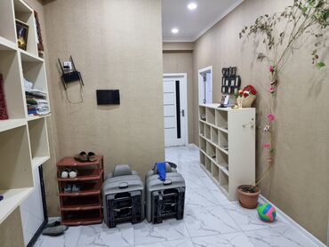 Uzunmüddətli kirayə mənzillər: - Çoxmərtəbəli yaşayış kompleksində mənzil. - Geniş, səliqəli həyət — 10