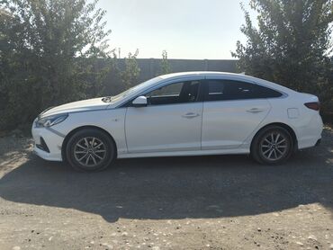срочно продам авто в связи с переездом: Hyundai Sonata: 2017 г., 2 л, Автомат, Газ, Седан