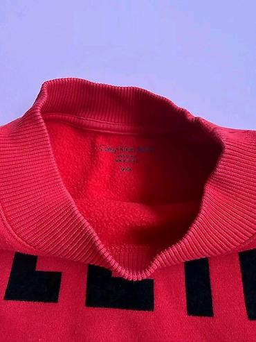 kos: Calvin Klein Jeans crveni duks sa natpisima - Model: crewneck duks sa — 2