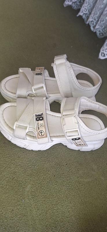 yeni il usaq geyimleri: Razmer:34,36 Uşaq üçün iki cüt ağ sandal 1) Ağ dəri üslublu sandal - — 4