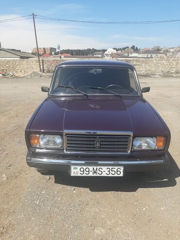 Bənövşəyi rəngdə VAZ-2107 sedan avtomobili. Avtomobil klassik dizayna