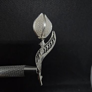 Zərgərlik əşyaları: Gümüş güllə bənzər bəzəkli broş - Material: gümüş tonlu metal