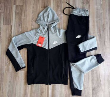 Komplet trenerke: Nike komplet trenerke za decake i devojcice :)
Velicine 8 10 12 14 — 12