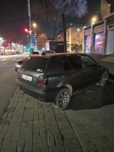 Volkswagen: Volkswagen Golf: 1.6 л, Механика, Бензин