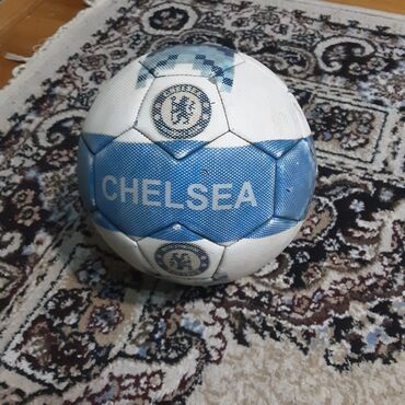 futbol corabı: Ağ və mavi rənglərdə olan futbol topu. Topun üzərində "Chelsea" sözü