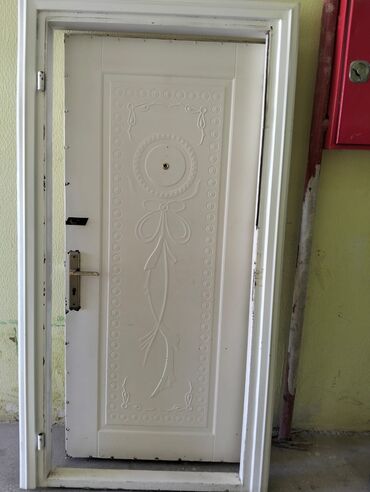 qapi qiymetleri: Seyf qapı. sifarişlə yığılıb. Yarı qiymətinədi