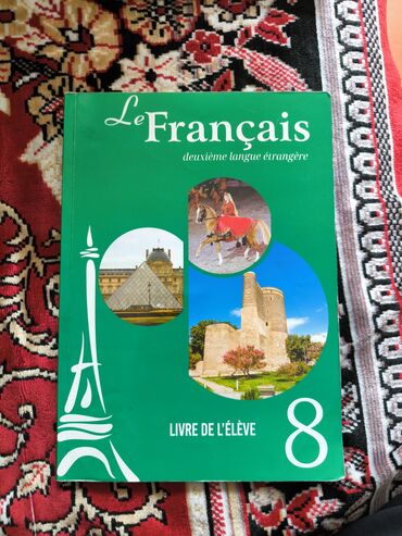 Yaşıl rəngli "Le Français" adlı fransız dili dərsliyi. Kitabın üz