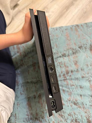 plastation 4 slim: Sony PlayStation 4 Slim konsolu - Rəng: qara, kompakt “Slim” korpus - — 7