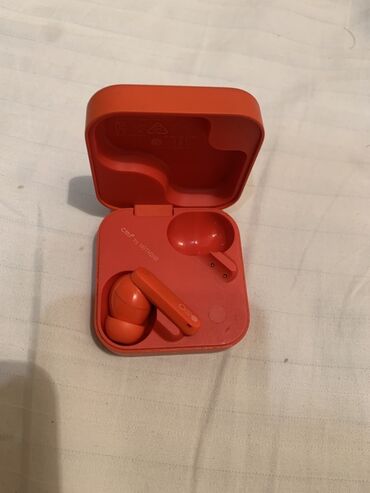 чехол для airpods про: Беспроводные наушники CMF by Nothing Buds (красный цвет) с зарядным