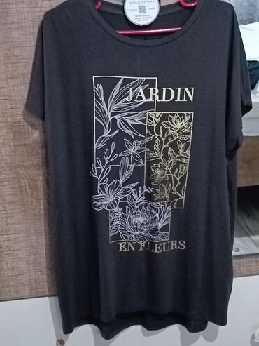 Tünd qara rəngli, qısaqol qadın futbolkası. Ön hissəsində "JARDIN EN