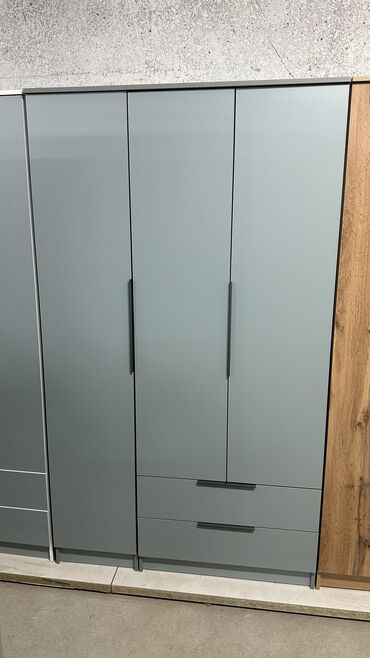 Шкафы для одежды: Качество на первом месте! Прослужит вам долгие годы! Трехдверный шкаф — 20