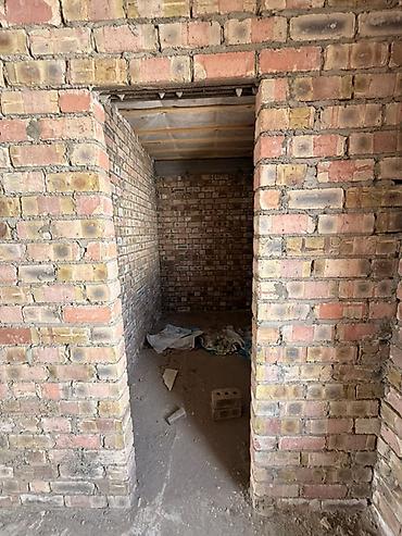 Продажа полдома: Продается просторный кирпичный дом Площадью 200 кв Находится в — 11