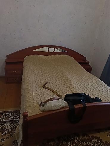 Двуспальная кровать из массива/шпона под тёмное дерево с изголовьем и