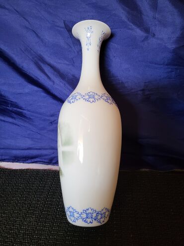 Stare vaze i dekor: Vaza 1.Nova, tanak kineski porcelan,rucni oslikana 60,70te. Vaza — 10