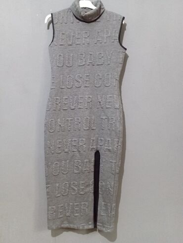 Cinslər: Boz rəngli, qolsuz, boyunlu trikotaj don. Relefli yazı naxışları ilə
