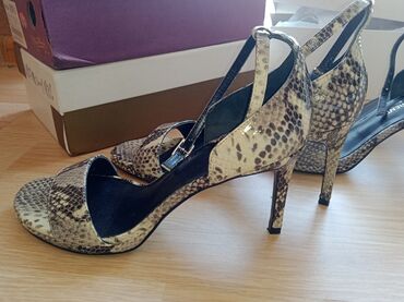 Другая женская обувь: Продается новая обувь. Размер 38. Босоножки 2600с. Слипоны (оригинал — 8