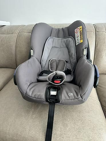 deca suknja: Maxi-Cosi Citi auto sedište / nosiljka za bebe u sivoj boji. Model je — 4