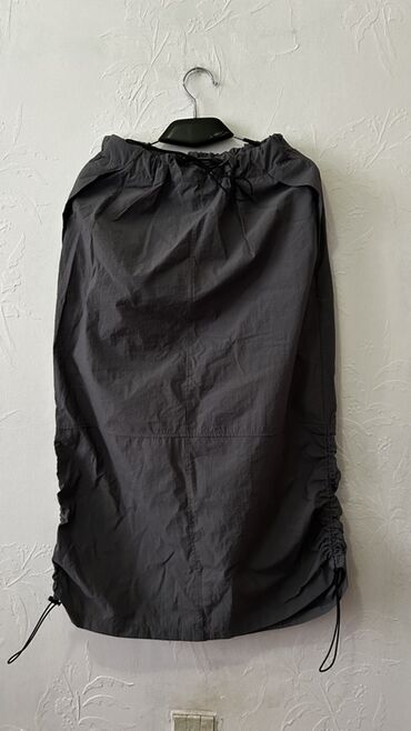 черные женские юбки: Tünd boz rəngdə uzun ətək. Yüngül, nəfəsalan parça (sintetik/texniki